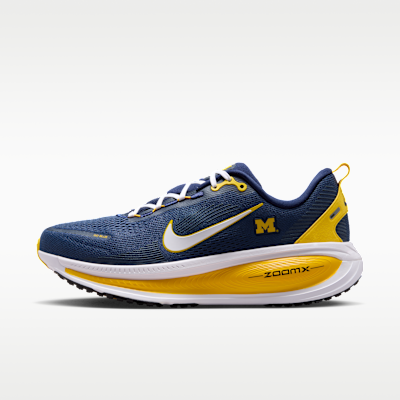 A photograph of Men's Nike College Vomero 18 Michigan