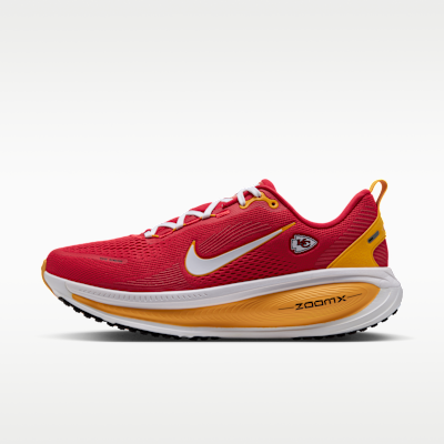 A photograph of Men's Nike Vomero 18 Kansas City Chiefs