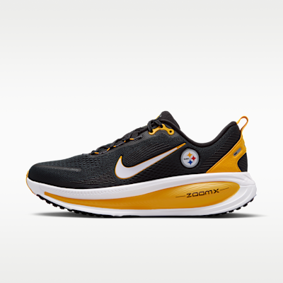 A photograph of Men's Nike Vomero 18 Pittsburgh Steelers