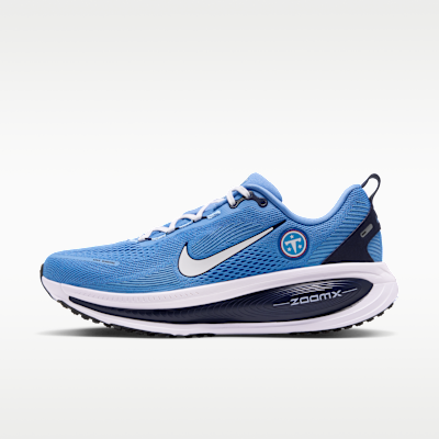 A photograph of Men's Nike Vomero 18 Tennessee Titans